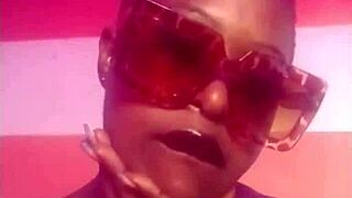 a mi novia le encanta chuparme las bolas con pasión