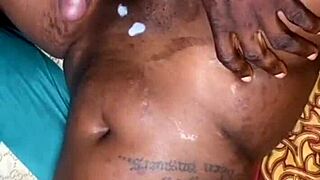 家人来访自信笑闹太久 夜里转为暧昧沉默诱惑