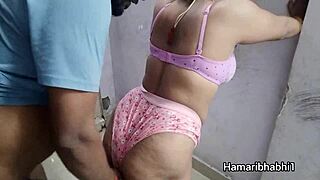 印度大奶熟女巨屌小哥双飞！