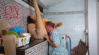 丰满人妻洗衣房被支配洗衣机狂干舔逼