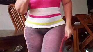 Calcinha marcando na coroa no meio da rua