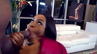 俩黑人曲线巨乳辣妹晃奶诱惑黑巨屌男孩FFM三人操