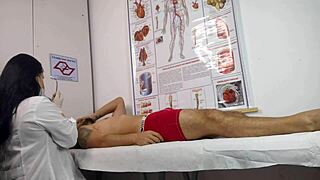 paciente fica excitado na frente da enfermeira