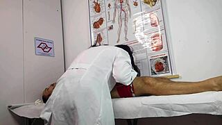 paciente fica excitado na frente da enfermeira