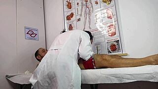 paciente fica excitado na frente da enfermeira