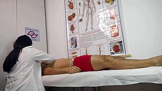 paciente fica excitado na frente da enfermeira