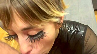 金发妹吃精时脸被吐口水