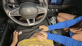 Lleno de leche a esta latina en el auto 🔥🍆💦