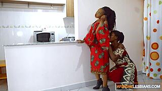 Two ebony mamas shake asses on double dildo orgasm