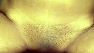 丰满印度人妻翘臀挨快递哥无套骑乘