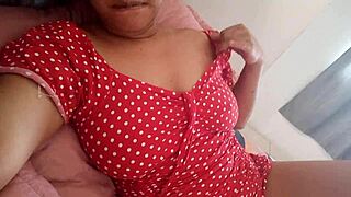 Quieres ver a caperucita masturbarse rico con sus jugosas tetas y pussy?