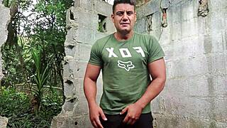 Bodybuilder yuri gaúcho strokes his huge cock easing that massive tension publicly