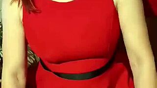 女教师趴桌子上被深肛狂捅空教室