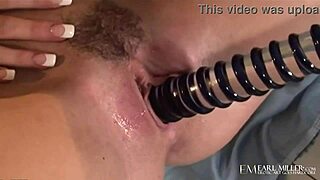 莱莉湿屄穿高跟鞋狂插长玻璃假屌