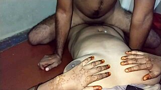 丰满印度人妻被小叔子偷偷舔干