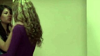 SMALLTITS LES FINGER FUCK INTENSELY