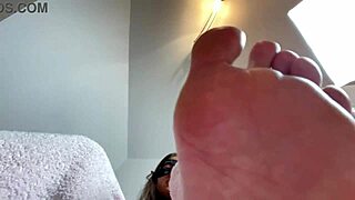 smell my sweaty asian feet slave before bed pov 😈👣🔥