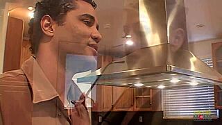 你爱看性感金发妞穿内衣丝袜被黑人后入猛干弯腰趴着吗？