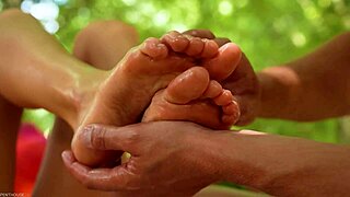 bikini babe gina gerson oils feet for hung stud's outdoor footjob blowie 👣💦