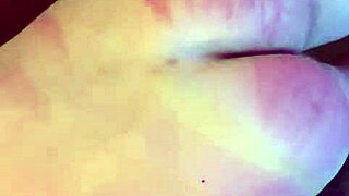 young feet freak loves spankin and worshippin toes??