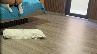 hijastra nalgona usa dildo en culo con uniforme yo me corro oyendo