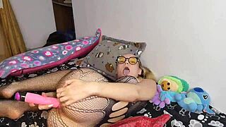 im slamming my wet pussy with this huge dildo cum hard with me baby 💦😩