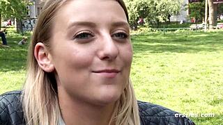 heiße 19-jährige münchnerin fingert sich beim masturbieren vor der kamera