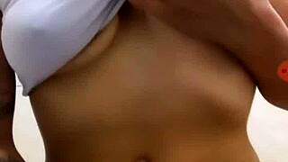 闺蜜Luana Aparecida一起洗澡玩具自慰