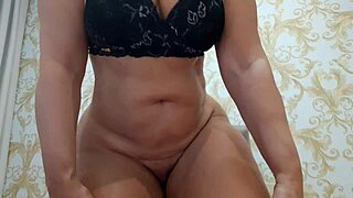 dana looks sensual in black lingerie, flashing her ass on webcam