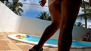 Mendiga flashes her chest for cans in Brazilian streets