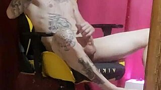 Hey, look at my smooth body—why would I date older folks?