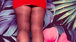 Hey, wanna see me tease in pantyhose and tight latex dress?