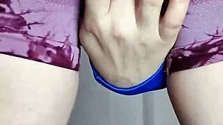 Kate's puffy pussy stands out in tight leggings during yoga