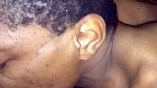 今晚狂野舔那黑妞的小穴！