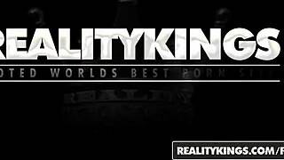 Realitykings室友Kelsi Monroe Khloe Kapri惊喜狂欢1