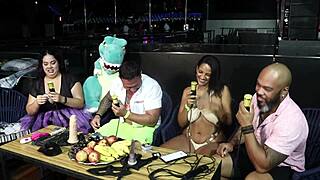 He chose the card to lick the guest's tongue, and she showed her smooth pussy in the naughtiness game - Kel Abate & Bruno Abate.