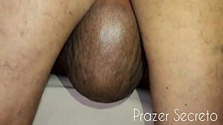 solteiro bem dotado fode o casal bissexual deixando loucos de prazer