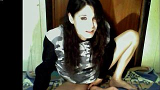 Watch this amateur brunette masturbate on webcam?