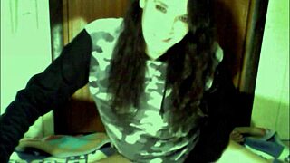 Watch this amateur brunette masturbate on webcam?