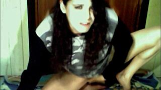 Watch this amateur brunette masturbate on webcam?