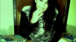 Watch this amateur brunette masturbate on webcam?