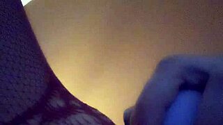 leftyxlucci enjoys some self-pleasure in her room.