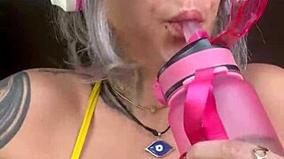 Fiquei com tanto tesao na escada da academia que suei de tanto gozar.