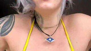 Fiquei com tanto tesao na escada da academia que suei de tanto gozar.