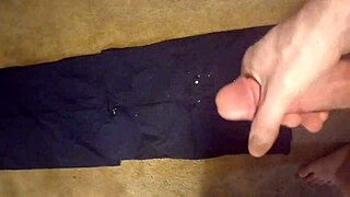 i'm watchin this gay guy cummin all over his cock while masturbatin solo