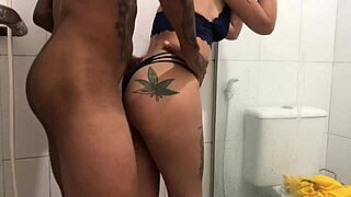 Novinho took novinha in his hand, she jumped on the dick and enjoyed. Everyone had fun with blowjob and pussy action.