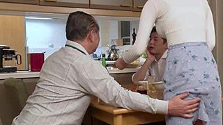 日本未婚妻被抓到和我父亲在一起。