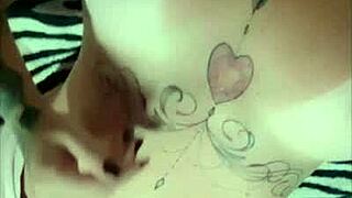 tatuada gostosa exibe sua marquinha de sol pra web com big tits