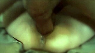 Una chica joven obtiene un esperma en su co�ito