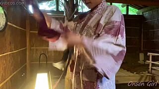 亚洲美女在三重县石阶享受蒸桑拿浴